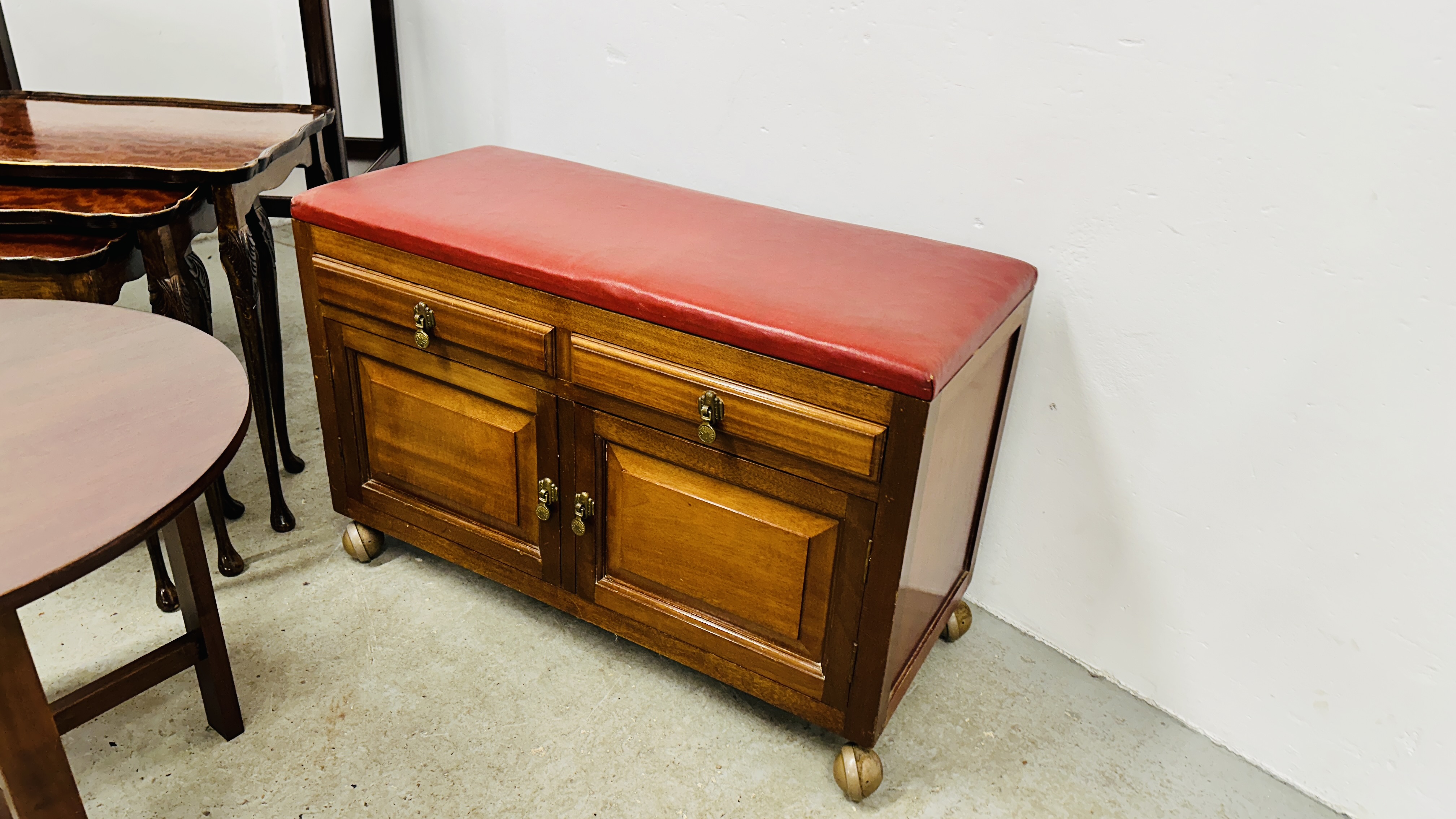 A GROUP OF OCCASIONAL FURNITURE TO INCLUDE TWO MAHOGANY PLANT STANDS, - Image 2 of 10