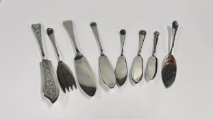 A GROUP OF VINTAGE SILVER FLATWARE MAINLY BUTTER KNIVES / SPREADERS, VARIOUS MAKERS AND ASSAYS (8).