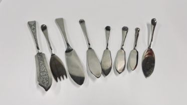 A GROUP OF VINTAGE SILVER FLATWARE MAINLY BUTTER KNIVES / SPREADERS, VARIOUS MAKERS AND ASSAYS (8).