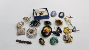 A COLLECTION OF 20 ASSORTED BROOCHES TO INCLUDE FILIGREE,