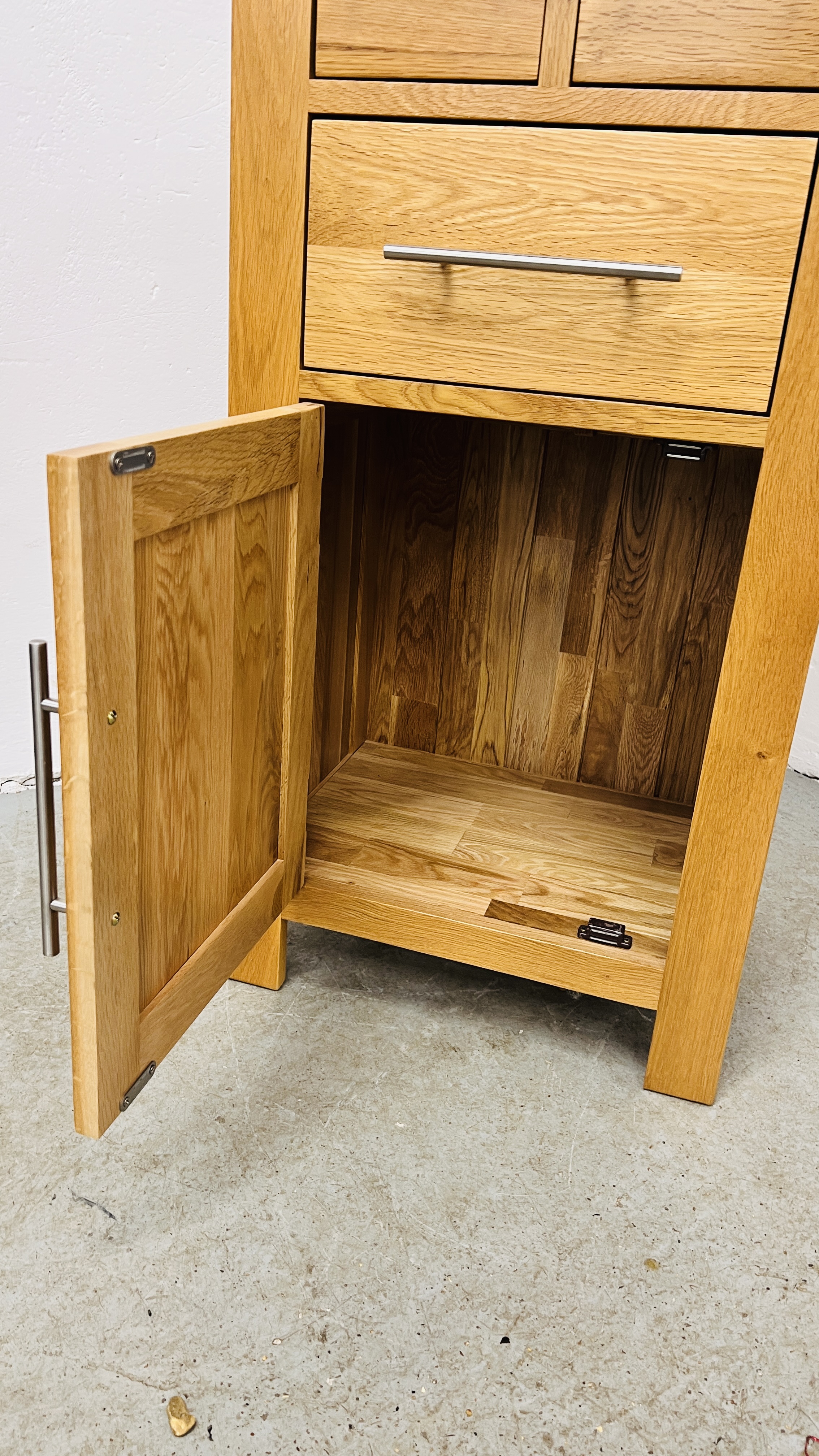 A GOOD QUALITY LIGHT OAK 3 DRAWER SINGLE DOOR CABINET, W 50CM, D 48CM, H 98CM. - Image 5 of 5