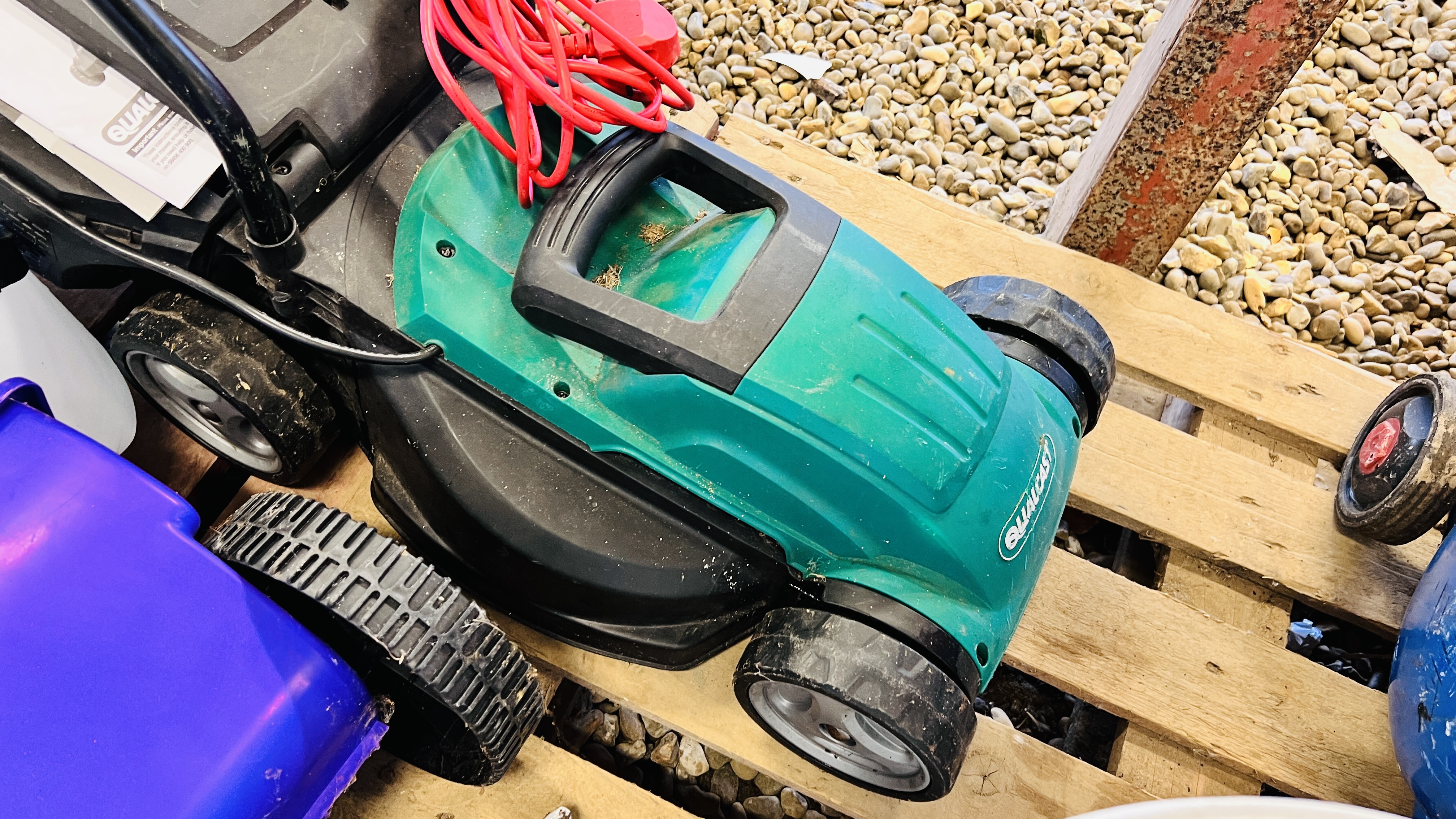 A COLLECTION OF GARDENING ESSENTIALS TO INCLUDE QUALCAST ELECTRIC MOWER, BOSCH CORDLESS TRIMMER, - Image 5 of 5