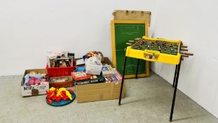 A COLLECTION OF MIXED VINTAGE AND MODERN TOYS AND GAMES TO INCLUDE FOOTBALL TABLE, SCRABBLE,