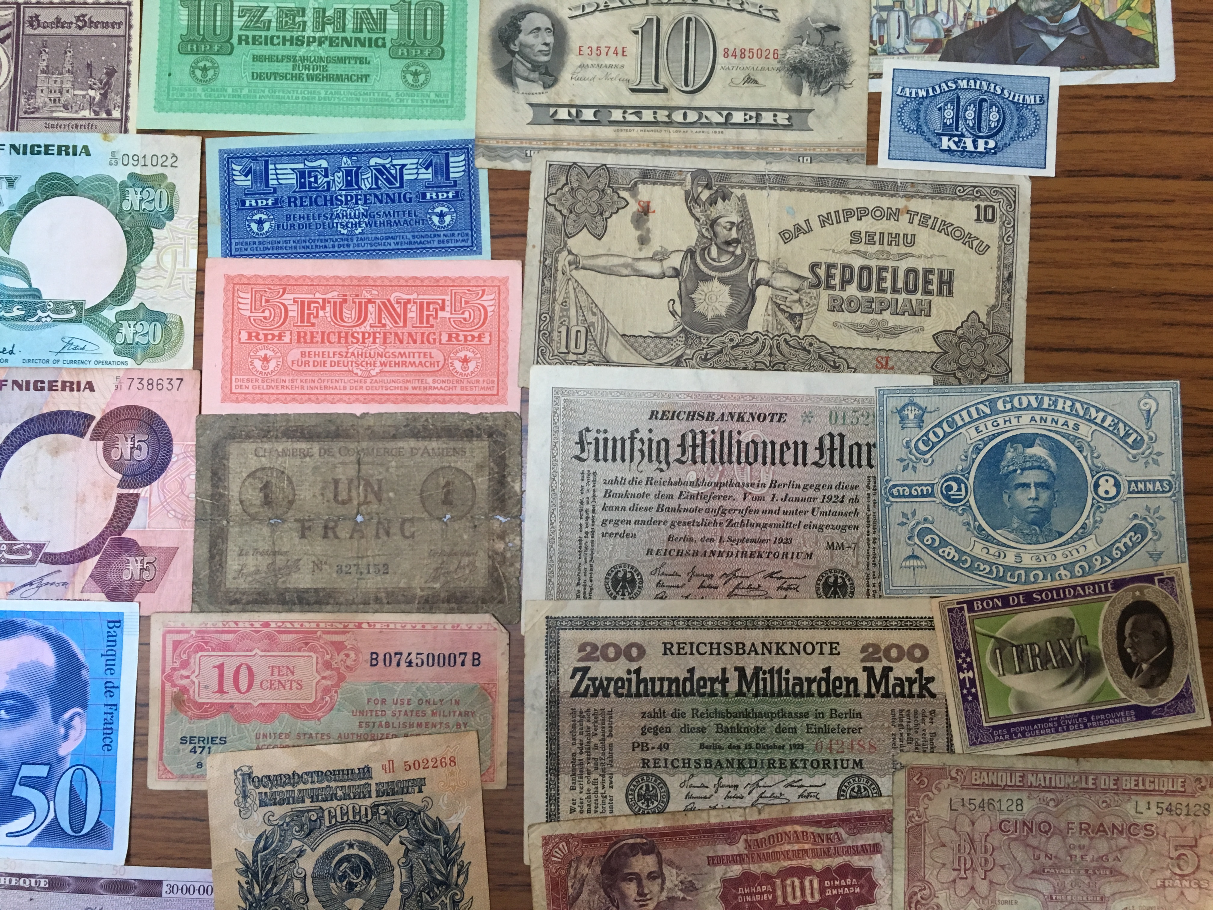 BANKNOTES: PACKET OF MIXED OVERSEAS NOTES IN VARIOUS GRADES (APPROX 105). - Image 5 of 14
