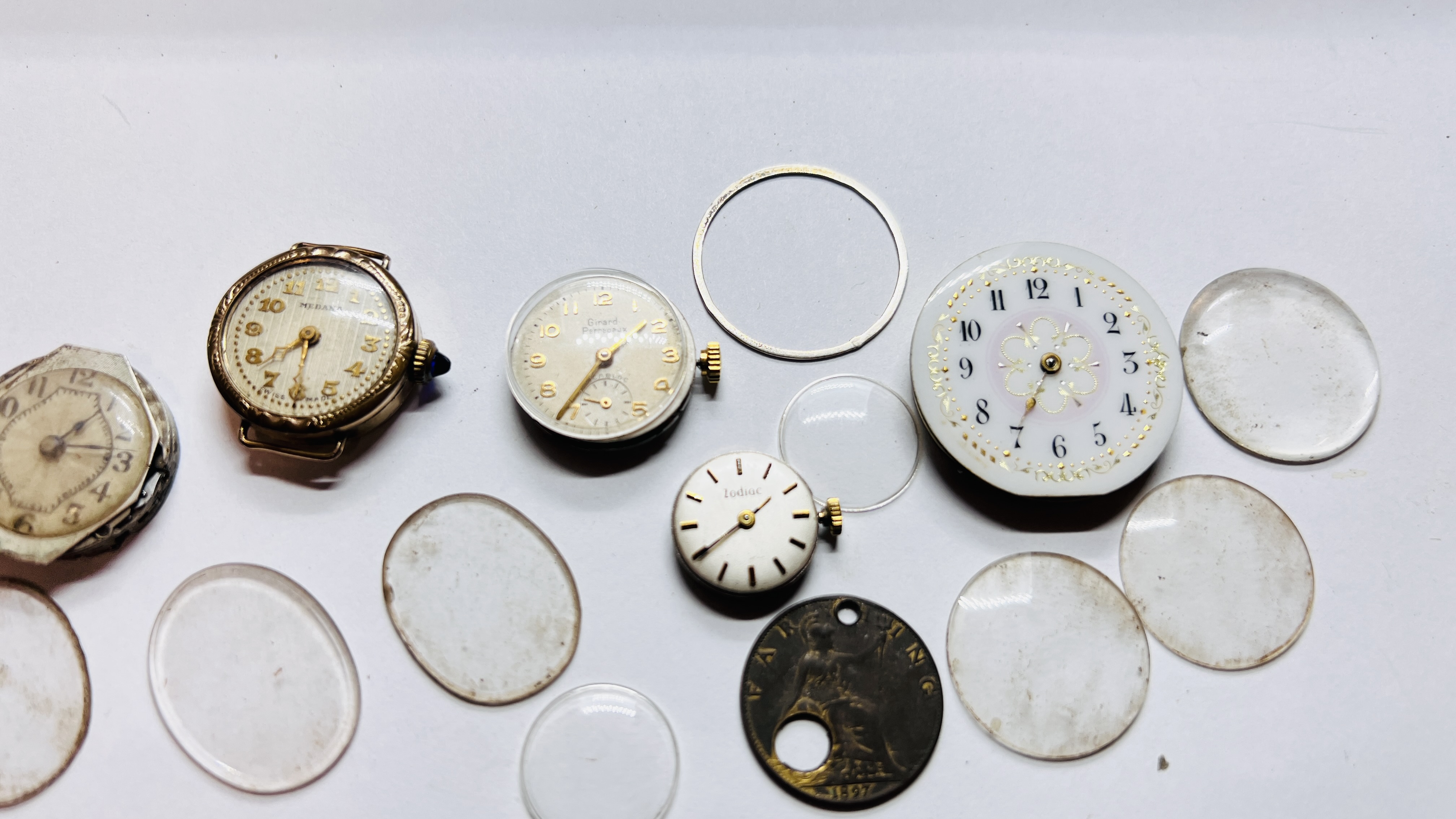 A GROUP OF VINTAGE WATCH FACES AND GLASSES TO INCLUDE ENAMELED AND EXAMPLES MARKED MEDANA, - Image 3 of 9