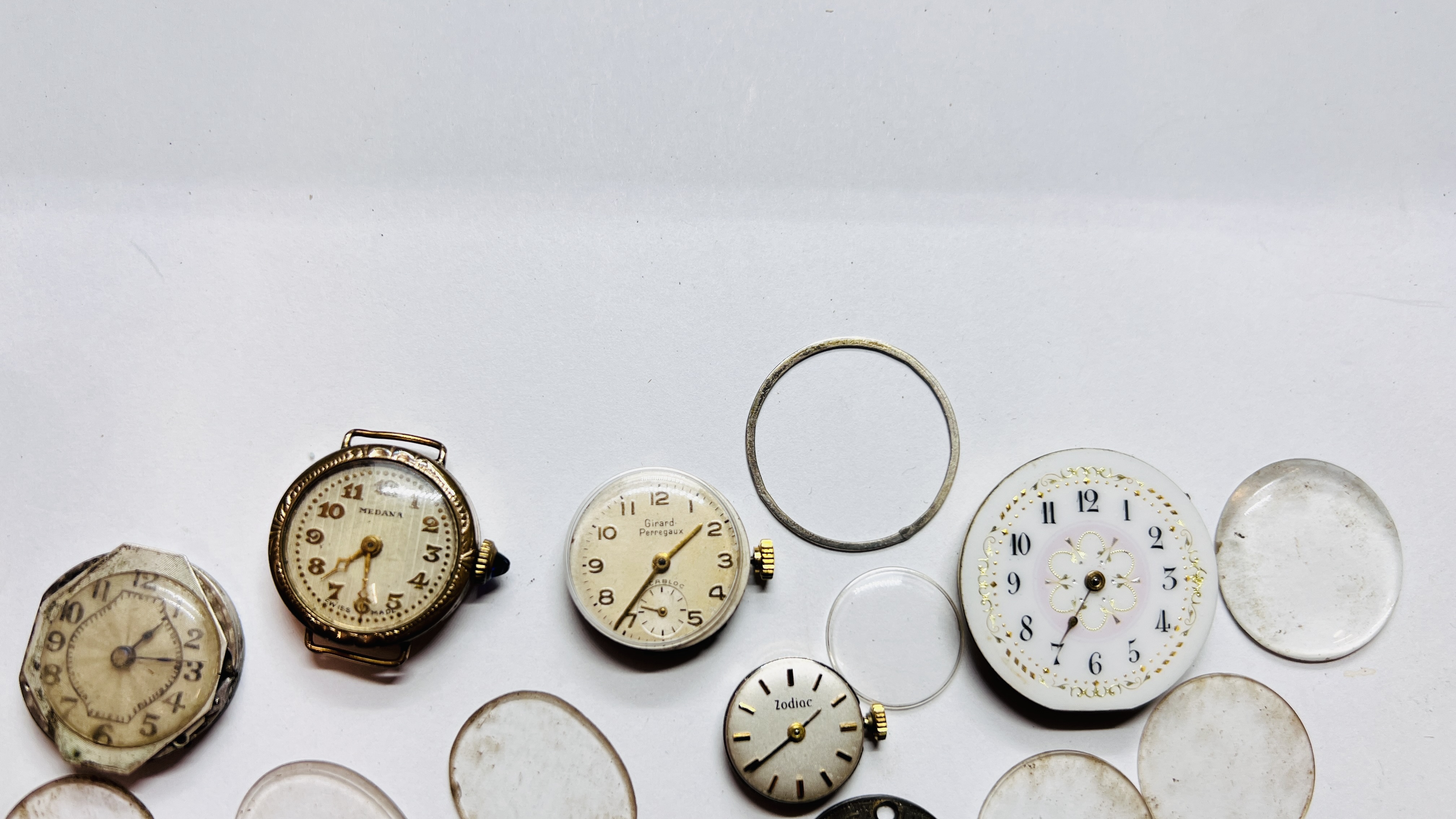 A GROUP OF VINTAGE WATCH FACES AND GLASSES TO INCLUDE ENAMELED AND EXAMPLES MARKED MEDANA, - Image 4 of 9
