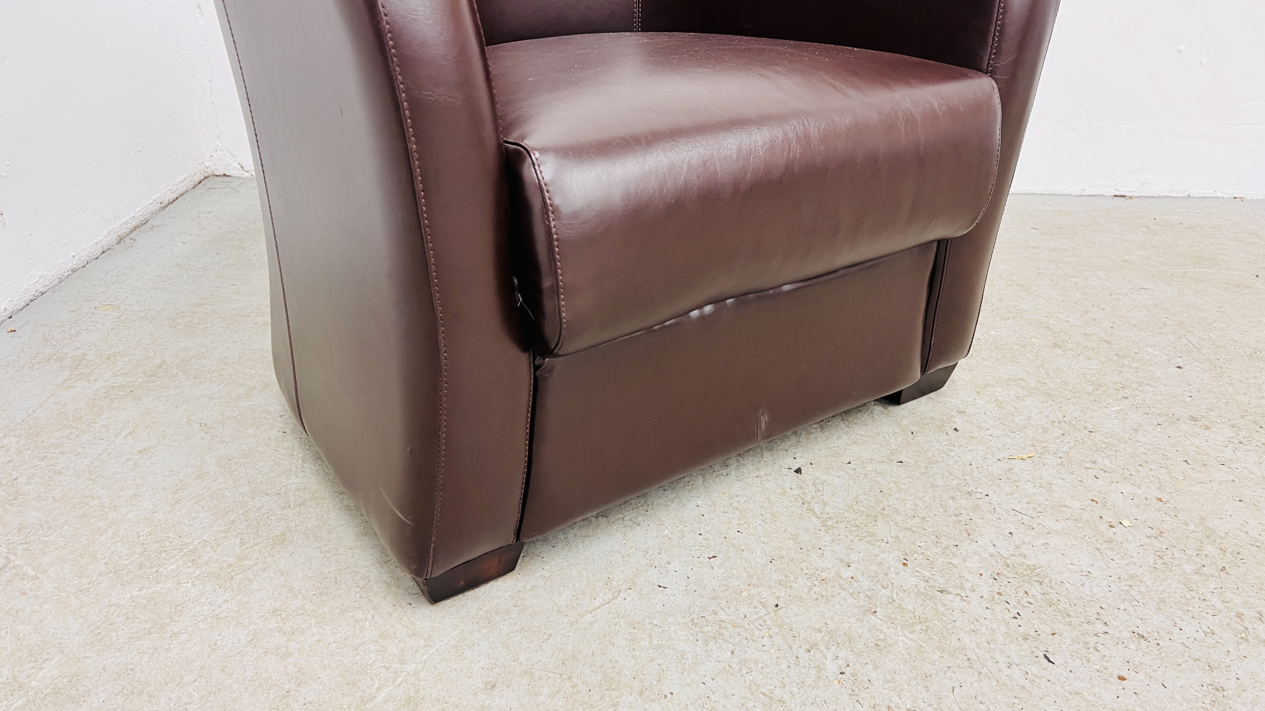 A MODERN BROWN FAUX LEATHER TUB CHAIR. - Image 4 of 5