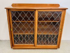 A MAHOGANY BOOKCASE WITH SLIDING LEADED GLASS DOORS, W 127CM X D 43CM X H 112CM.