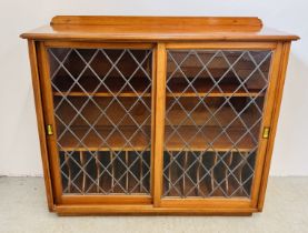 A MAHOGANY BOOKCASE WITH SLIDING LEADED GLASS DOORS, W 127CM X D 43CM X H 112CM.