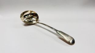 AN ANTIQUE SILVER LADLE, LONDON ASSAY 1817 MAKER JAMES BEEBE. L 17.5CM.