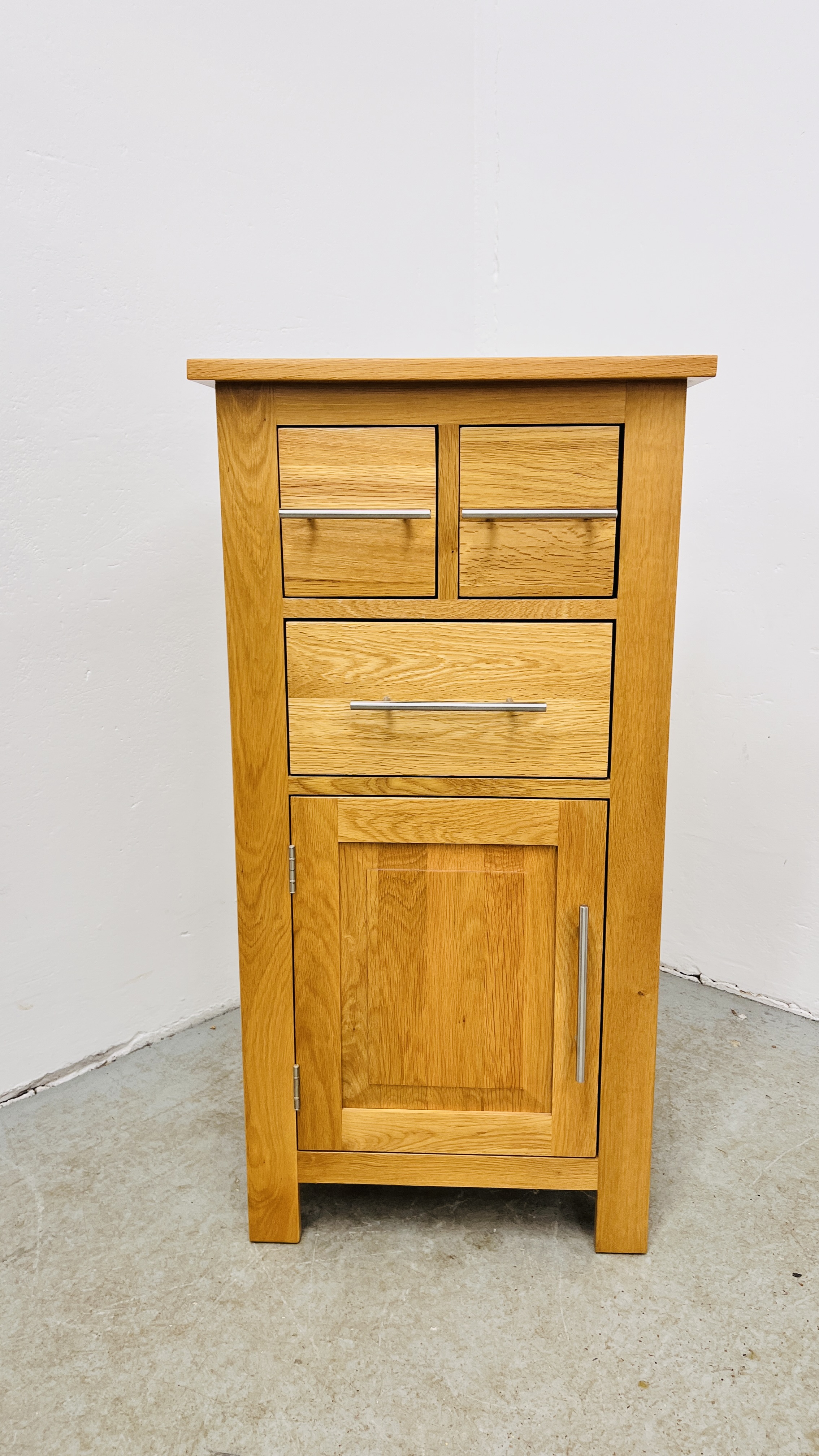 A GOOD QUALITY LIGHT OAK 3 DRAWER SINGLE DOOR CABINET, W 50CM, D 48CM, H 98CM.