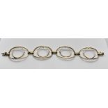 A 9CT GOLD FULL SOVEREIGN FOUR MOUNT BRACELET.