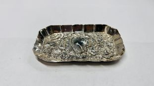 AN ANTIQUE SILVER PIN TRAY, LONDON ASSAY MAKER W. COMYNS & SONS 1899. L 11.5CM X W 7CM.