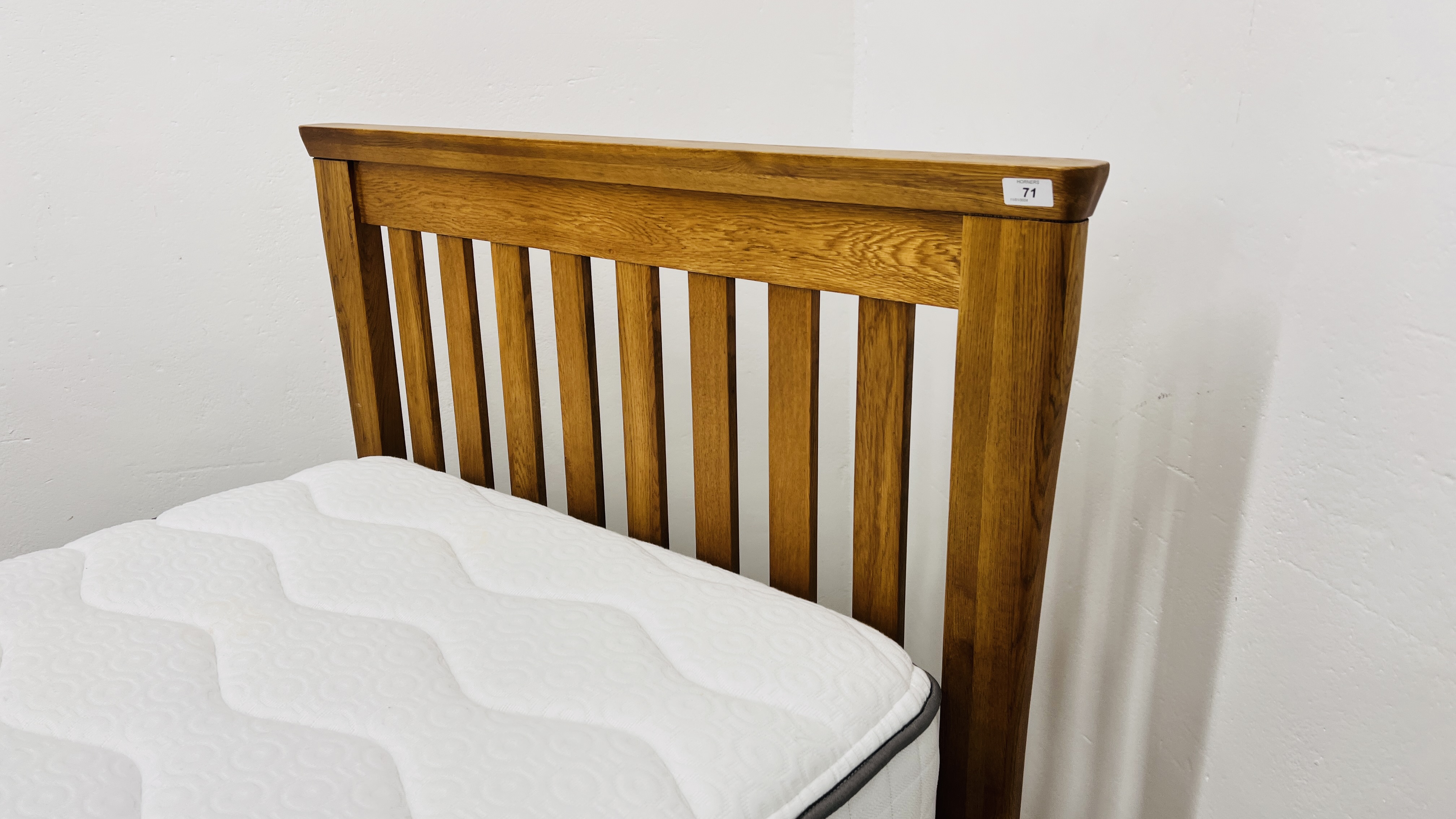 A GOOD QUALITY SOLID OAK SINGLE BED FRAME WITH SILENTNIGHT MIRROR POCKET 800 MEMORY MATTRESS. - Image 5 of 7