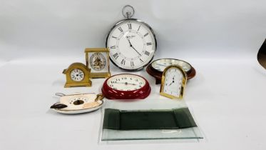 A BOX OF ASSORTED MODERN CLOCKS TO INCLUDE MANTEL AND A CIRCULAR WALL CLOCK BY THE LONDON CLOCK