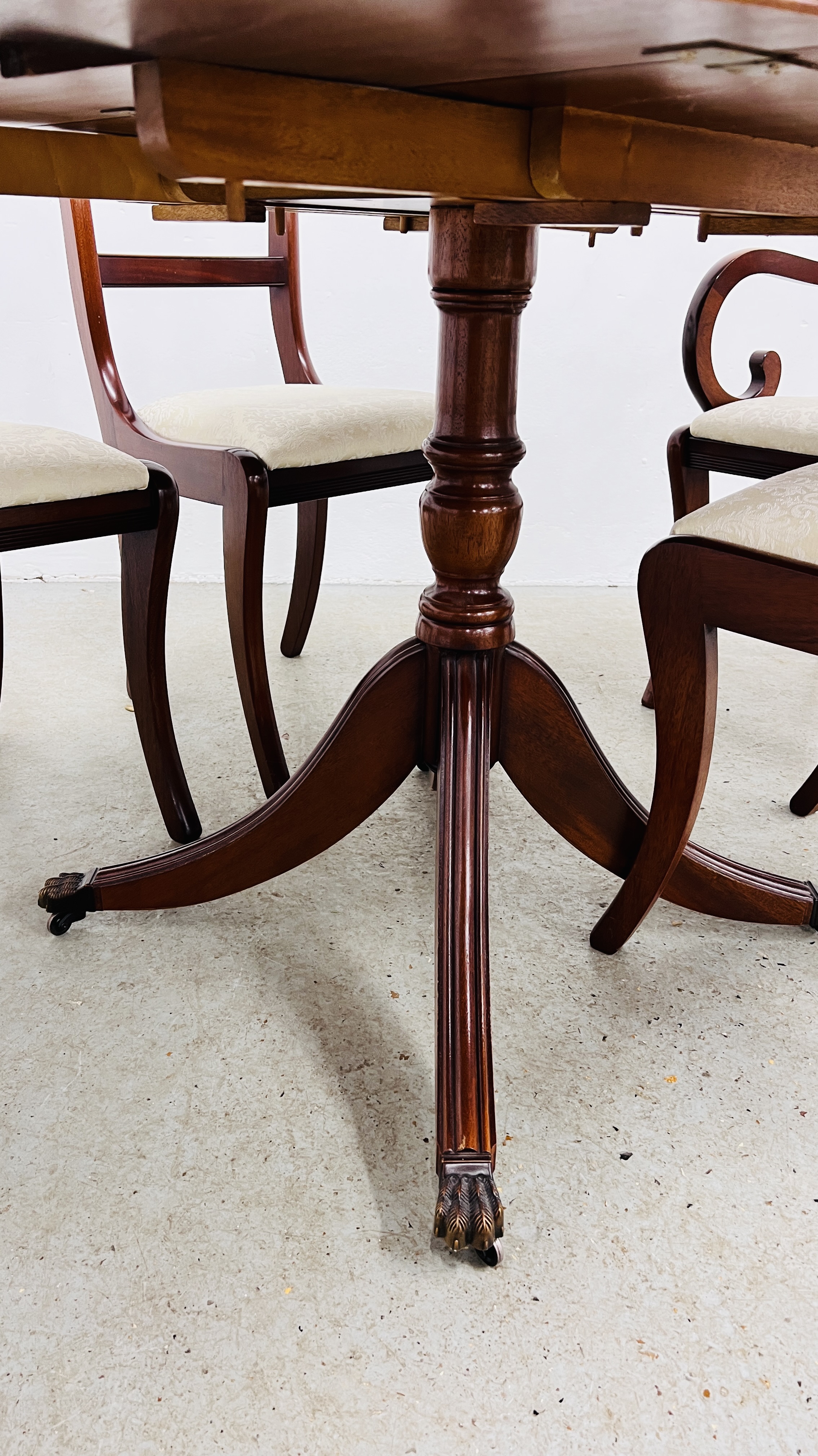 A REPRODUCTION MAHOGANY FINISH EXTENDING DROP LEAF DINING TABLE ALONG WITH 4 MATCHING CHAIRS AND 2 - Image 7 of 8