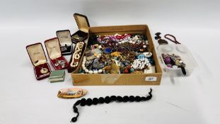 AN EXTENSIVE TRAY OF ASSORTED COSTUME JEWELLERY TO INCLUDE GOLD TONE JEWELLERY AND MANY BEADED
