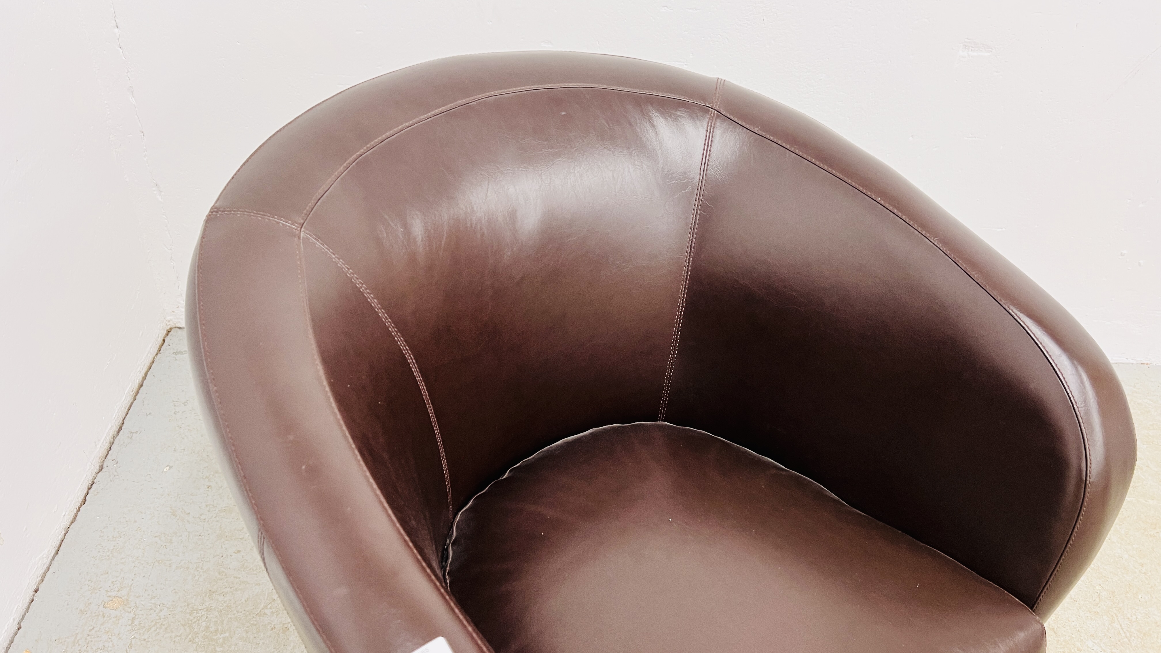 A MODERN BROWN FAUX LEATHER TUB CHAIR. - Image 2 of 5