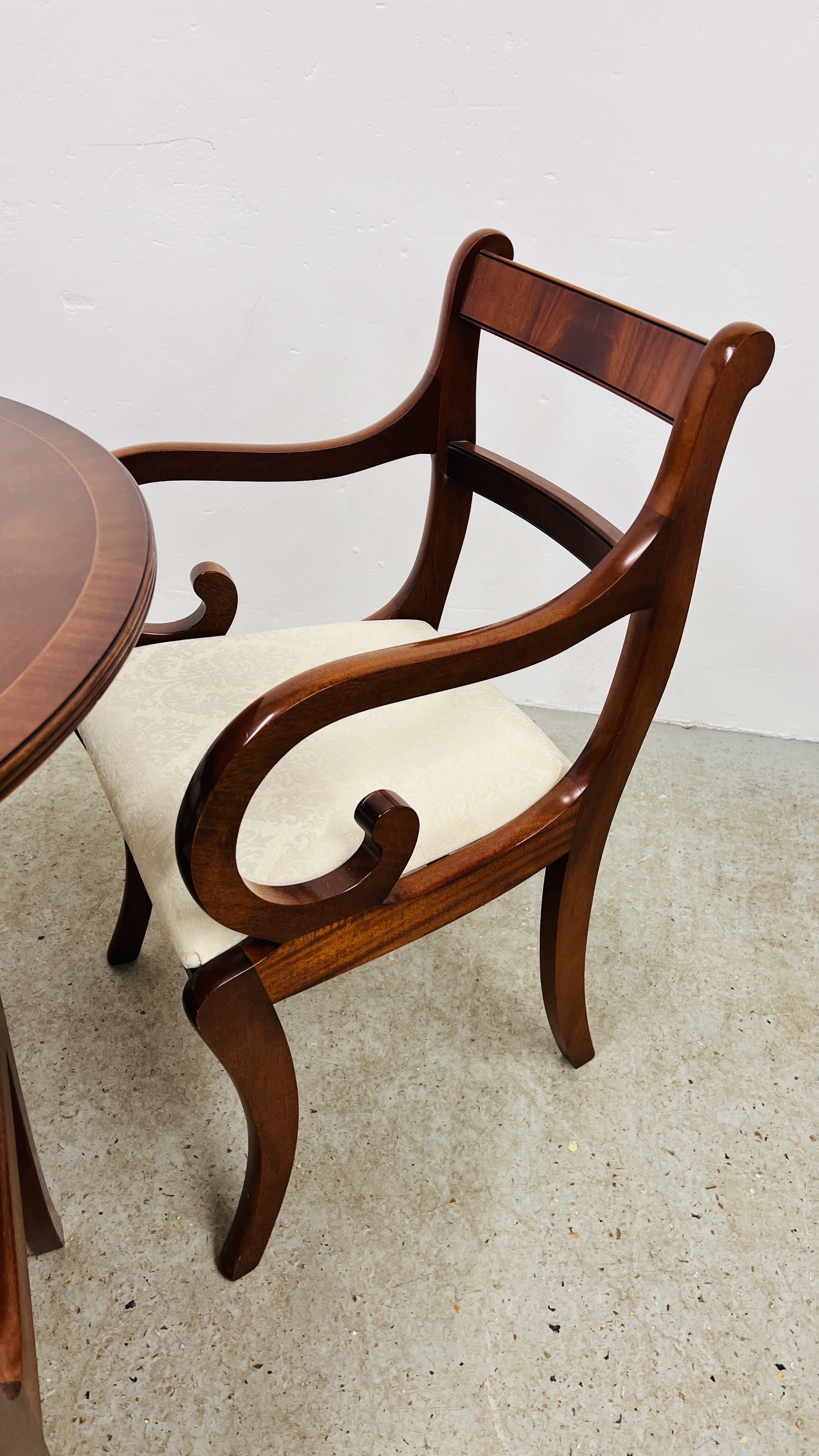 A REPRODUCTION MAHOGANY FINISH EXTENDING DROP LEAF DINING TABLE ALONG WITH 4 MATCHING CHAIRS AND 2 - Image 3 of 8