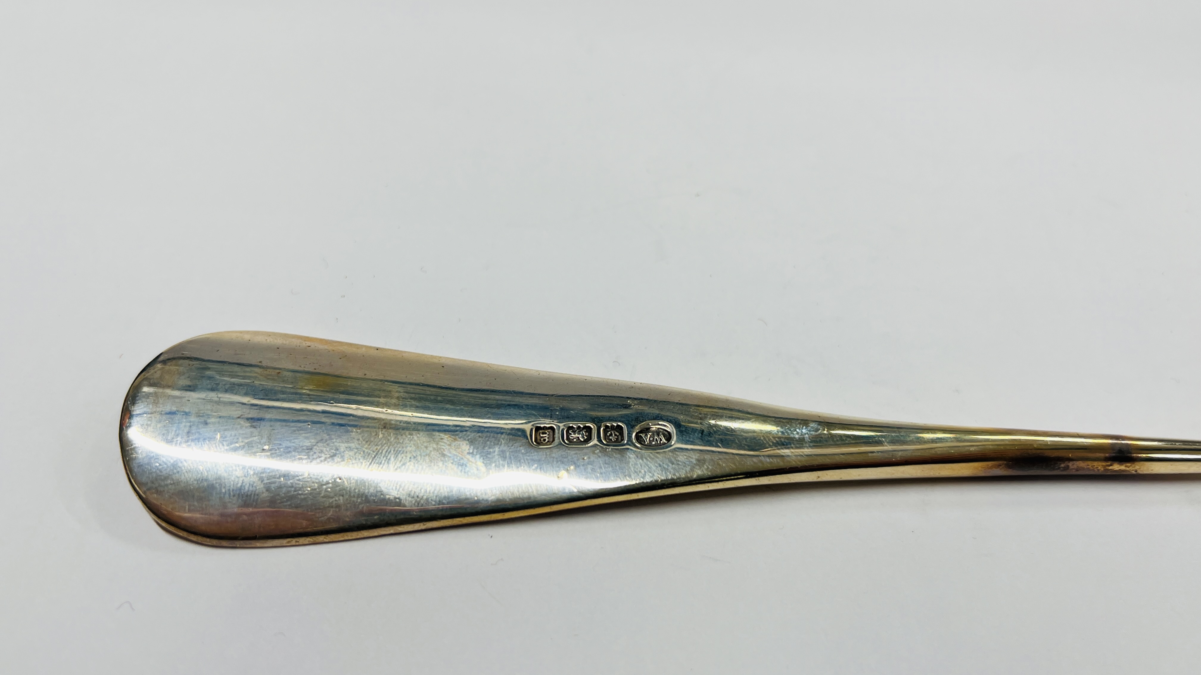 AN ANTIQUE SILVER COMBINED BUTTON HOOK / SHOE HORN, BIRMINGHAM ASSAY 1906 MAKER W. AITKEN L 20CM. - Image 7 of 9