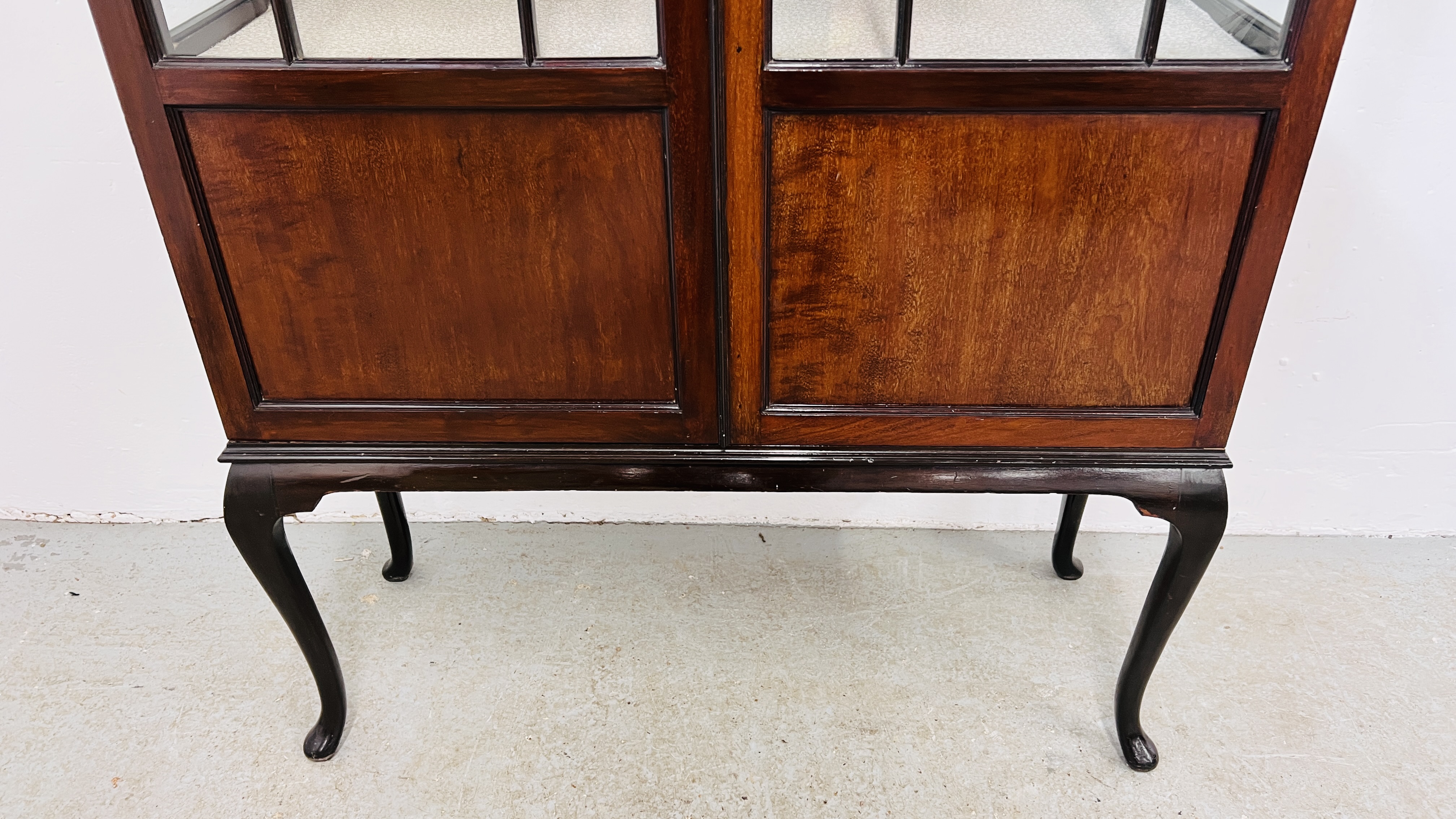 A VINTAGE STYLE MAHOGANY GLAZED TWO DOOR DISPLAY CABINET WITH SHAPED PEDIMENT, - Image 7 of 10