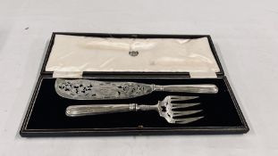 AN ANTIQUE CASED SET OF SILVER FISH SERVERS, LONDON ASSAY 1859 MAKER H.J.