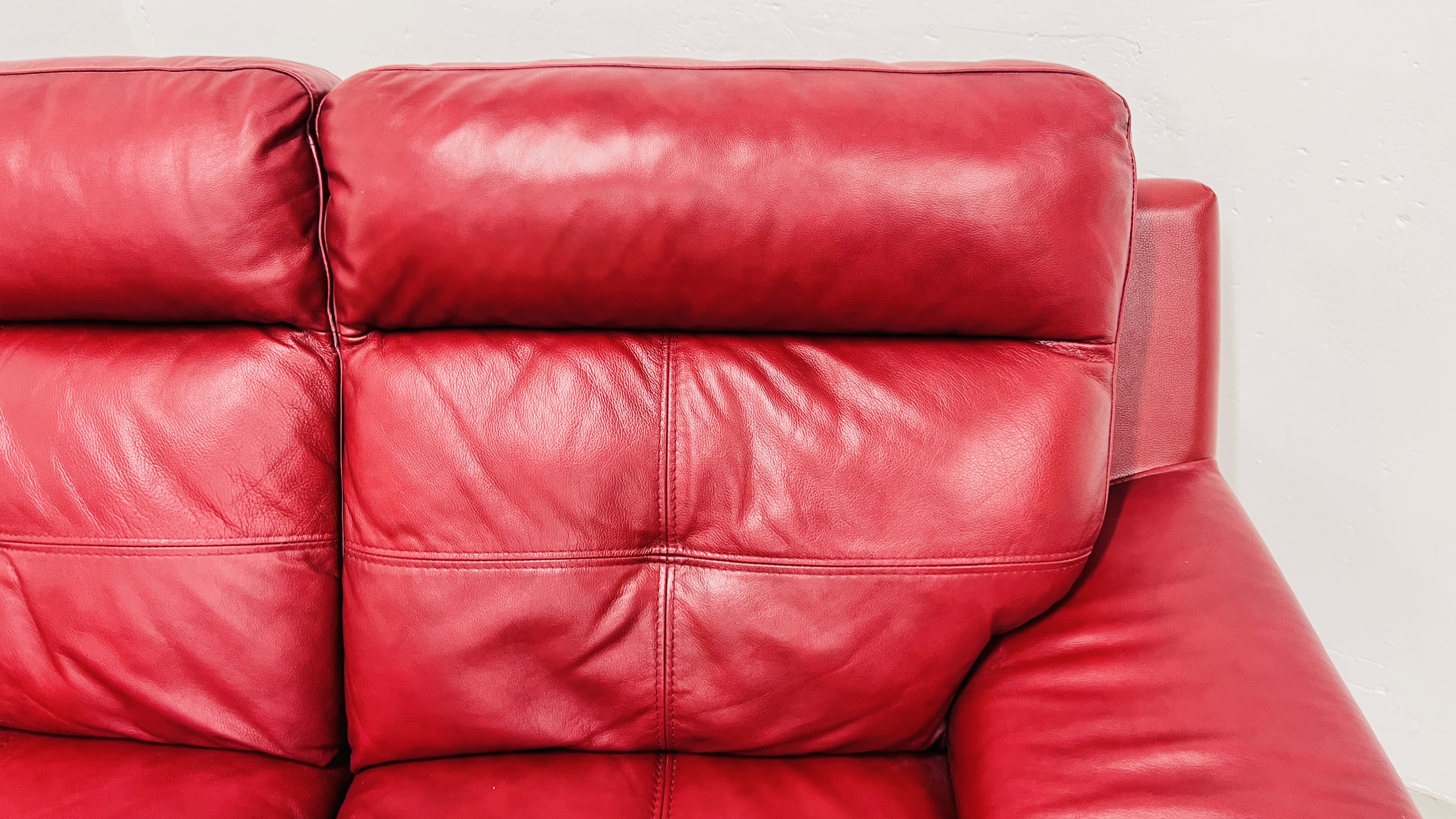 A DESIGNER ITALIAN RED LEATHER TWO SEATER SOFA W 180CM. - Image 5 of 10