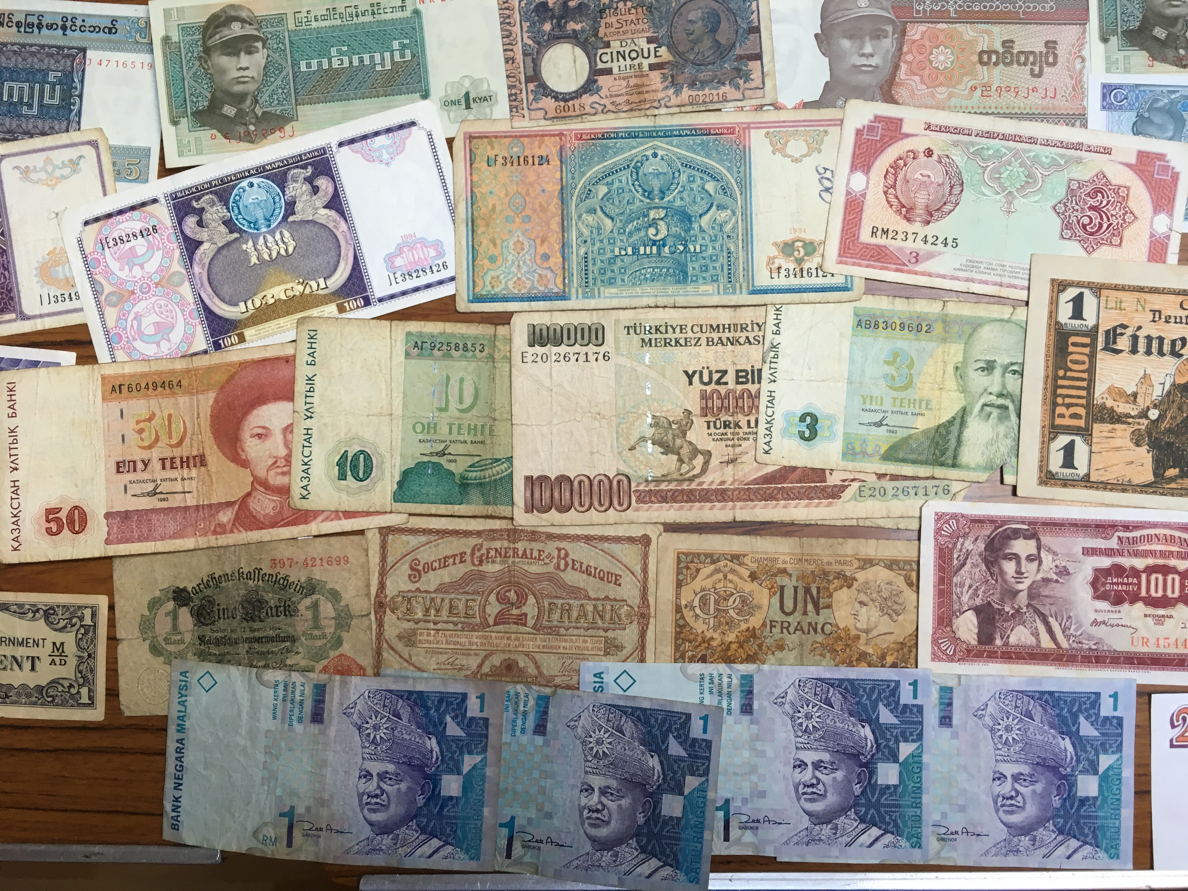 BANKNOTES: PACKET OF MIXED OVERSEAS NOTES IN VARIOUS GRADES (APPROX 105). - Image 10 of 14