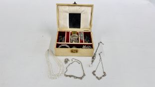 A JEWELLERY BOX CONTAINING A GROUP OF ASSORTED VINTAGE COSTUME JEWELLERY NECKLACES AND BROOCHES TO