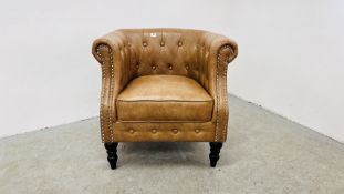 A MODERN LIGHT TAN FAUX LEATHER BUTTON BACK TUB CHAIR.