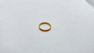 A 22CT GOLD WEDDING BAND.