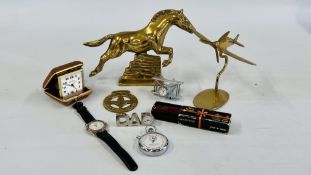 A GROUP OF COLLECTABLES TO INCLUDE A BRASS FIGHTER PLANE, HORSE AND HORSE BRASS,
