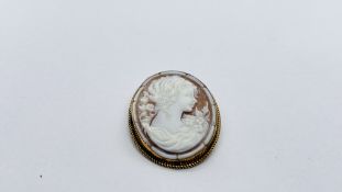 A VINTAGE 9CT GOLD OVAL CAMEO PENDANT BROOCH, H 4.5 X W 3.5CM.