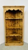 A LARGE PINE 4 TIER SHELVING UNIT W 100CM X D 65CM X H 188CM.