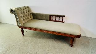 A REPRODUCTION MAHOGANY FRAMED CHAISE LOUNGE UPHOLSTERED IN GREEN.