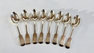 A SET OF EIGHT SILVER FIDDLE PATTERN TEASPOONS, LONDON 1894.