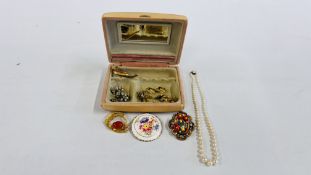 A GROUP OF VINTAGE JEWELLERY TO INCLUDE SIMULATED PEARL NECKLACE, CLIP ON EARRINGS,