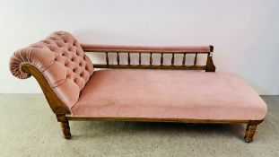 AN ANTIQUE OAK FRAMED CHAISE LOUNGE UPHOLSTERED IN DUSKY PINK.