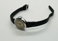 A VINTAGE WRIST WATCH MARKED "ORIS" DIAM 2CM ON A BLACK LEATHER STRAP.