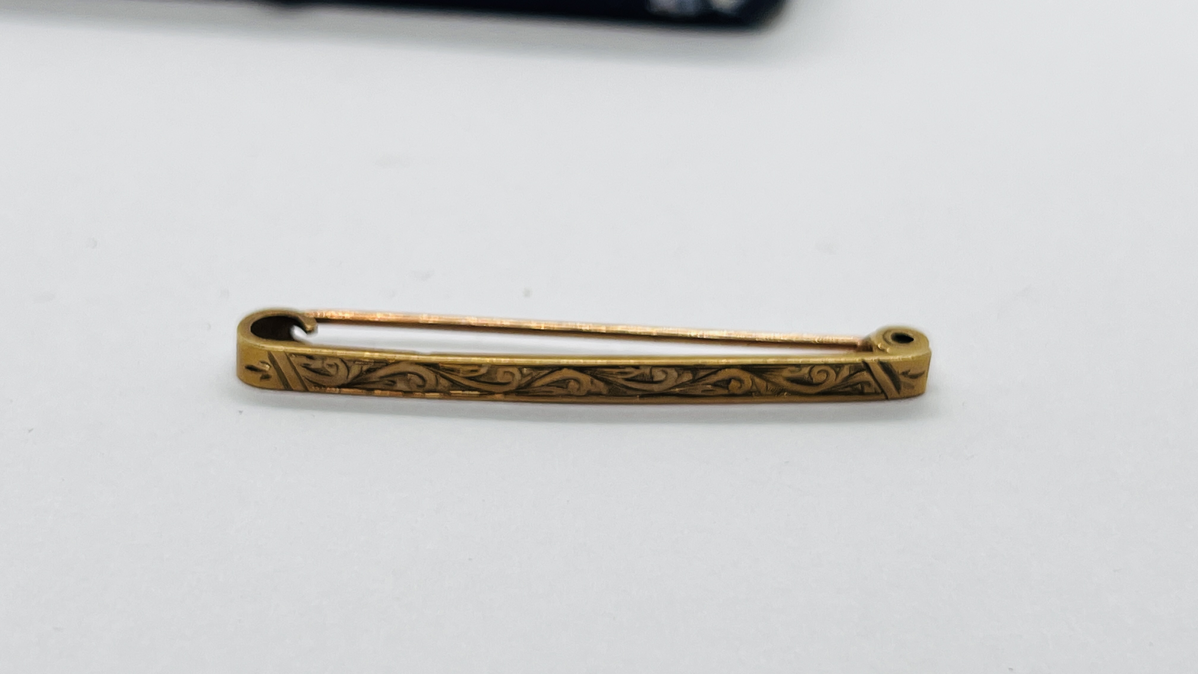 A PAIR OF 9CT GOLD CUFFLINKS ALONG WITH MATCHING BAR BROOCH. - Image 8 of 9