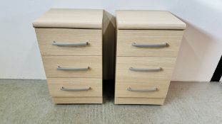 A PAIR OF ALSTONS "VIGO" LINED WOOD GRAIN FINISH THREE DRAWER BEDSIDE CHESTS EACH W 45CM D 41CM H