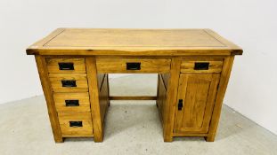 A MODERN SOLID LIGHT OAK TWIN PEDESTAL HOME OFFICE DESK W 135CM D 60CM H 80CM.