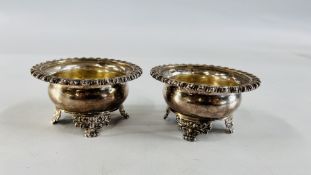 A PAIR OF SILVER CIRCULAR SALTS WITH GADROONED RIMS,