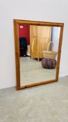 A LARGE WALL MIRROR IN NATURAL PINE FRAMEWORK, 88 X 114CM.