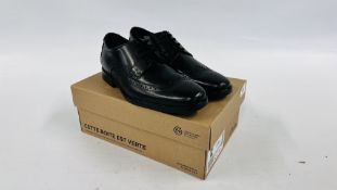 PAIR OF CLARKS HOWARD WING UK8 BLACK SHOES