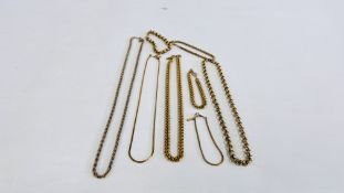 A GROUP OF 4 GOLD PLATED BRACELET AND NECKLACE SETS TO INCLUDE FLAT LINK & BELCHER EXAMPLES