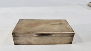 A SILVER CIGARETTE BOX, ENGINE-TURNED DECORATION, LONDON ASSAY,