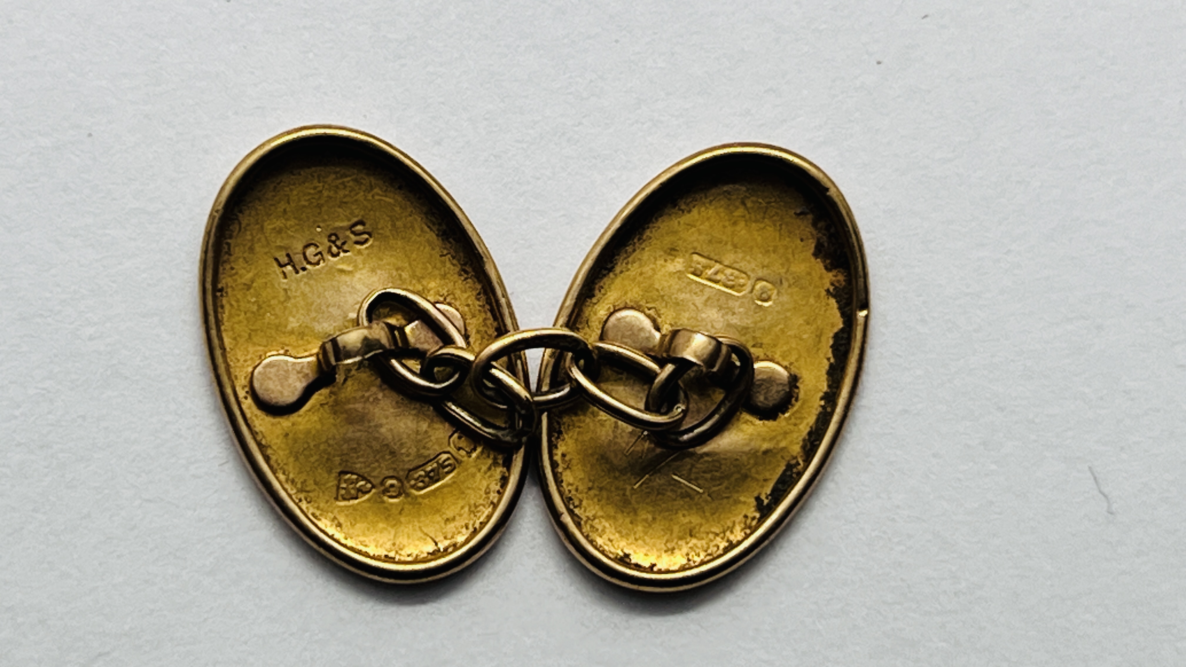 A PAIR OF 9CT GOLD CUFFLINKS ALONG WITH MATCHING BAR BROOCH. - Image 7 of 9