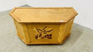 A PINE CHILDREN'S TOY CHEST WITH CENTRAL COMPARTMENT,