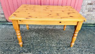 A SOLID HONEY PINE KITCHEN TABLE, 137CM X 86CM.